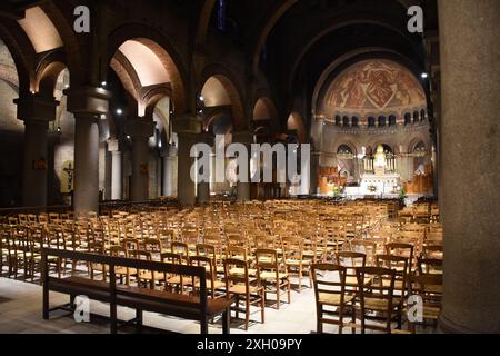 L'église Saint-Michel des Batignolles à Paris est située place Saint-Jean dans le 17e arrondissement de Paris, à l'angle de la rue Saint-Jean et du p Banque D'Images