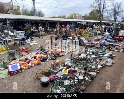 Saint-Pétersbourg, Russie - 16 juin 2024 : les gens vendent et achètent des objets usagés sur le plus grand marché de Russie à la station de métro Udelnaya à Pétersbourg Banque D'Images