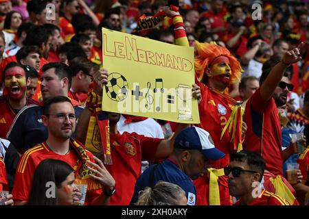 Stuttgart, Allemagne. 05 juillet 2024. Fans et supporters d'Espagne photographiés avec un message à Robin le Normand (3) d'Espagne lors d'un match de football entre les équipes nationales d'Espagne et d'Allemagne dans la phase quart de finale du tournoi UEFA Euro 2024, le jeudi 5 juillet 2024 à Stuttgart, Allemagne . Crédit : Sportpix/Alamy Live News Banque D'Images