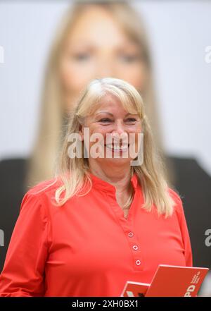 Dresde, Allemagne. 11 juillet 2024. Petra Köpping (SPD), ministre des Affaires sociales de Saxe, se tient devant des affiches électorales lors de la présentation de la campagne pour les élections d'État en Saxe à la Maison Herbert Wehner. Crédit : Robert Michael/dpa/Alamy Live News Banque D'Images