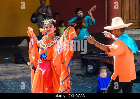 Grenade, Nicaragua - 24 mars 2019 : danse traditionnelle et musique animent les rues. Banque D'Images