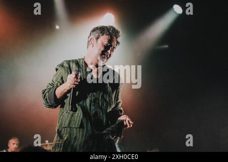 Copenhague, Danemark. 10 juillet 2024. Le groupe de rock argentin Babasonicos donne un concert au Pumpehuset à Copenhague. Ici, le chanteur Adrian Dargelos est vu en direct sur scène. Banque D'Images