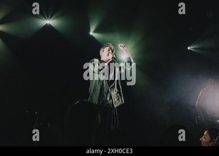 Copenhague, Danemark. 10 juillet 2024. Le groupe de rock argentin Babasonicos donne un concert au Pumpehuset à Copenhague. Ici, le chanteur Adrian Dargelos est vu en direct sur scène. Banque D'Images