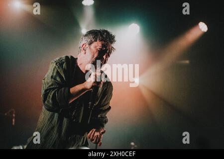 Copenhague, Danemark. 10 juillet 2024. Le groupe de rock argentin Babasonicos donne un concert au Pumpehuset à Copenhague. Ici, le chanteur Adrian Dargelos est vu en direct sur scène. Banque D'Images