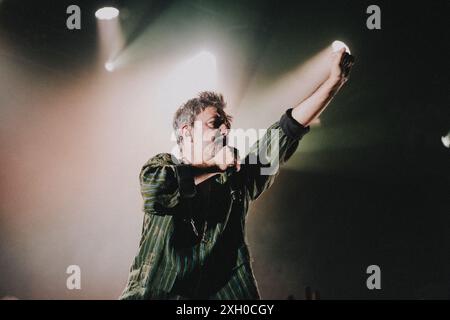 Copenhague, Danemark. 10 juillet 2024. Le groupe de rock argentin Babasonicos donne un concert au Pumpehuset à Copenhague. Ici, le chanteur Adrian Dargelos est vu en direct sur scène. Banque D'Images