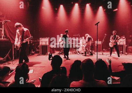 Copenhague, Danemark. 10 juillet 2024. Le groupe de rock argentin Babasonicos donne un concert au Pumpehuset à Copenhague. Ici, le chanteur Adrian Dargelos est vu en direct sur scène. Banque D'Images