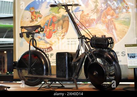 Beaulieu, Brockenhurst, Angleterre. 30 juin 2024. Musée national de l'automobile, Beaulieu. Le Mobile Pup, un scooter de 1919 fabriqué par Stafford Auto scooters Ltd. Banque D'Images