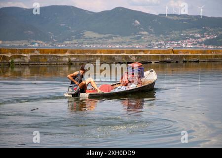 Golubac, Serbie, 28 juin 2024 : pêcheur embarquant sur le Danube dans un bateau de pêche à l'étain. Banque D'Images