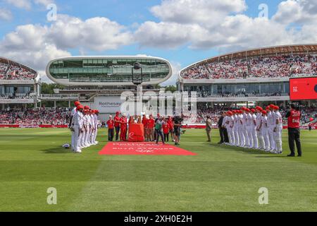 Andrew Strauss et sa famille sonnent la cloche de 5 minutes lors du Rothesay test match Day Two England v West Indies à Lords, Londres, Royaume-Uni, 11 juillet 2024 (photo par Mark Cosgrove/News images) Banque D'Images