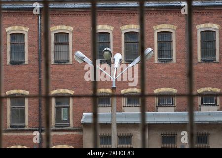 Stollberg, Allemagne. 11 juillet 2024. L'ancienne prison de Hoheneck dans les monts Ore. Hoheneck est un symbole des conditions carcérales inhumaines pour les femmes en RDA. Lors d'une cérémonie, le président fédéral Steinmeier a inauguré un nouveau mémorial et une exposition permanente dans l'ancienne prison pour femmes. Crédit : Sebastian Willnow/dpa/Alamy Live News Banque D'Images