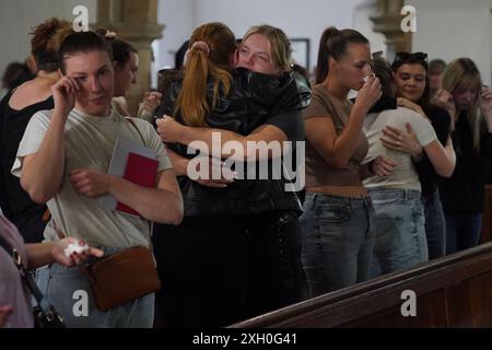 Les membres de la congrégation qui assistaient à un service matinal et à une veillée à l'église St James de Bushey, après la mort de Carol Hunt, 61 ans, l'épouse du commentateur John Hunt de BBC Five Live Racing, et deux de leurs filles, Hannah, 28 ans, et Louise, 25 ans, qui ont été tués dans une attaque d'arbalète à leur domicile, mardi à Bushey, Hertfordshire. Date de la photo : jeudi 11 juillet 2024. Banque D'Images