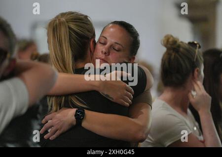 Les membres de la congrégation qui assistaient à un service matinal et à une veillée à l'église St James de Bushey, après la mort de Carol Hunt, 61 ans, l'épouse du commentateur John Hunt de BBC Five Live Racing, et deux de leurs filles, Hannah, 28 ans, et Louise, 25 ans, qui ont été tués dans une attaque d'arbalète à leur domicile, mardi à Bushey, Hertfordshire. Date de la photo : jeudi 11 juillet 2024. Banque D'Images