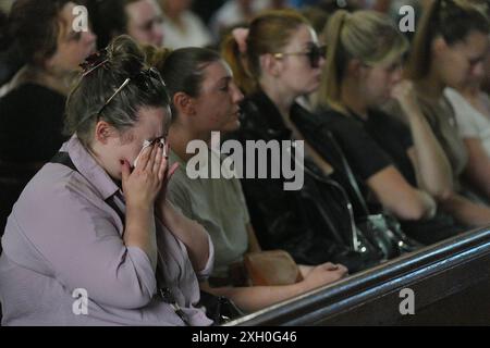 Les membres de la congrégation qui assistaient à un service matinal et à une veillée à l'église St James de Bushey, après la mort de Carol Hunt, 61 ans, l'épouse du commentateur John Hunt de BBC Five Live Racing, et deux de leurs filles, Hannah, 28 ans, et Louise, 25 ans, qui ont été tués dans une attaque d'arbalète à leur domicile, mardi à Bushey, Hertfordshire. Date de la photo : jeudi 11 juillet 2024. Banque D'Images