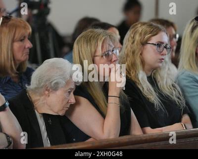 Les membres de la congrégation qui assistaient à un service matinal et à une veillée à l'église St James de Bushey, après la mort de Carol Hunt, 61 ans, l'épouse du commentateur John Hunt de BBC Five Live Racing, et deux de leurs filles, Hannah, 28 ans, et Louise, 25 ans, qui ont été tués dans une attaque d'arbalète à leur domicile, mardi à Bushey, Hertfordshire. Date de la photo : jeudi 11 juillet 2024. Banque D'Images