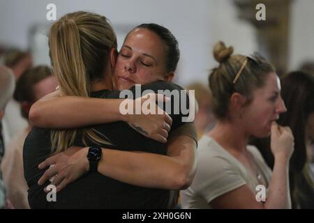 Les membres de la congrégation qui assistaient à un service matinal et à une veillée à l'église St James de Bushey, après la mort de Carol Hunt, 61 ans, l'épouse du commentateur John Hunt de BBC Five Live Racing, et deux de leurs filles, Hannah, 28 ans, et Louise, 25 ans, qui ont été tués dans une attaque d'arbalète à leur domicile, mardi à Bushey, Hertfordshire. Date de la photo : jeudi 11 juillet 2024. Banque D'Images