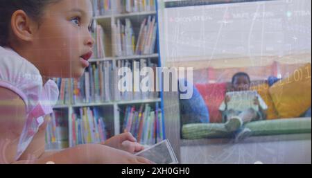 Image de codes et d'infographies sur fille et garçon afro-américains utilisant la technologie dans la bibliothèque. Composite numérique, exposition multiple, école, données, ed Banque D'Images