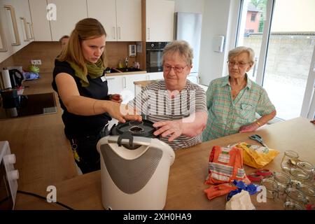 Die Essener Lebenshilfe Hat eine neue Inklusive Tagespflege eröffnet. Dort wärden ältere und geistig beeinträchtigte Menschen betreut. Veröffentlichu Banque D'Images