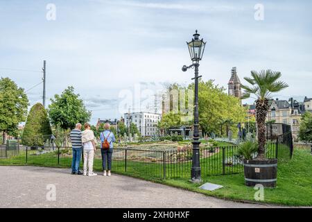 Les touristes admirent le célèbre groupe de cactus au parc Carl Johans à Norrkoping Strömparken au printemps à Norrköping, en Suède Banque D'Images