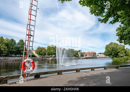 Vue de la rue Flemingatan à travers le ruisseau Motala vers Norrköping Waterfront Saltängen en juillet 2024 à Norrköping, Suède. Banque D'Images