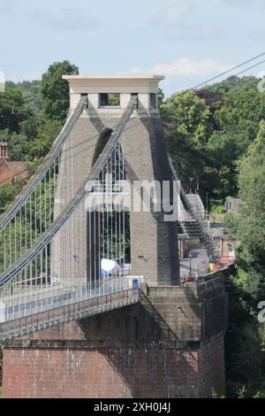 Bristol, Royaume-Uni. 11 juillet 2024. Tente incidente vue à travers les arches du pont. Un incident de police a fermé le célèbre pont suspendu de Clifton à Bristol. La police a fermé le pont aux piétons et aux voitures dans les deux sens. Ils s'attendent à garder le pont fermé toute la journée. Une tente d'incident a été érigée du côté Somerset du pont. Crédit : JMF News/Alamy Live News Banque D'Images