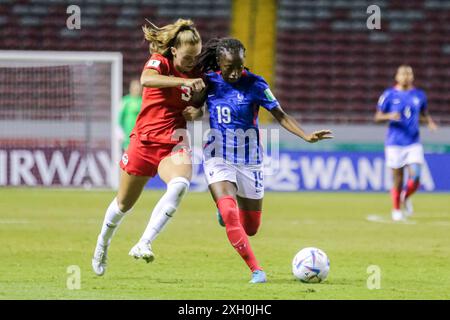 Mia Pante, du Canada, et Manssita Traore, de France, lors de la Coupe du monde féminine U-20 de la FIFA, Costa Rica, match France contre Canada, le 14 août 2022. (Photo b Banque D'Images