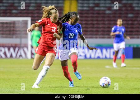 Mia Pante, du Canada, et Manssita Traore, de France, lors de la Coupe du monde féminine U-20 de la FIFA, Costa Rica, match France contre Canada, le 14 août 2022. (Photo b Banque D'Images