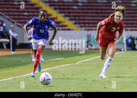 Manssita Traore, de France, et Mia Pante, du Canada, lors de la Coupe du monde féminine U-20 de la FIFA, Costa Rica, match France contre Canada, le 14 août 2022. (Photo b Banque D'Images