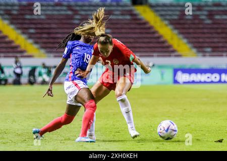 Mia Pante, du Canada, et Manssita Traore, de France, lors de la Coupe du monde féminine U-20 de la FIFA, Costa Rica, match France contre Canada, le 14 août 2022. (Photo b Banque D'Images