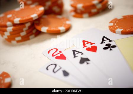 Gros plan d'un groupe de jetons de casino et de cartes de poker sur une surface Banque D'Images