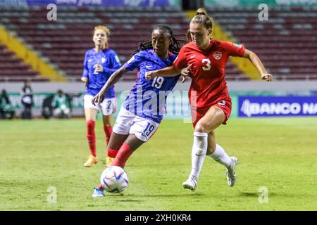 Mia Pante, du Canada, et Manssita Traore, de France, lors de la Coupe du monde féminine U-20 de la FIFA, Costa Rica, match France contre Canada, le 14 août 2022. (Photo b Banque D'Images