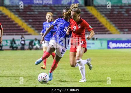 Mia Pante, du Canada, et Manssita Traore, de France, lors de la Coupe du monde féminine U-20 de la FIFA, Costa Rica, match France contre Canada, le 14 août 2022. (Photo b Banque D'Images