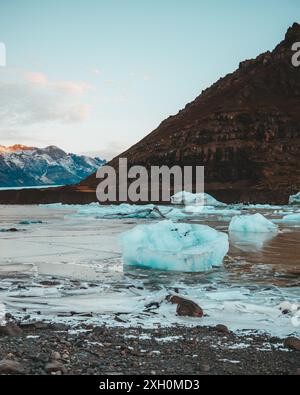 Formations glacées et lac gelé au glacier Svinafellsjokull, Islande, avec toile de fond montagneuse Banque D'Images