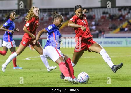 Magnaba Folquet, de France, contre Mia Pante et Jade Rose, du Canada, lors de la Coupe du monde féminine U-20 de la FIFA, Costa Rica, match France contre Canada, en août Banque D'Images