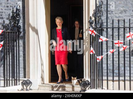 Londres, Royaume-Uni. 11 juillet 2024. La ministre de l'intérieur, Yvette Cooper, quitte le numéro 10 Downing Street. Elle passe Larry le chat à la porte. Crédit : Karl Black/Alamy Live News Banque D'Images