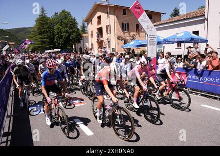 Frontone, Italie. 11 juillet 2024. Départ de la 5ème étape du Giro d'Italia Women, de Frontone à Foligno, Italie jeudi 11 juillet 2024. Sport - cyclisme . (Photo de Massimo Paolone/LaPresse) crédit : LaPresse/Alamy Live News Banque D'Images