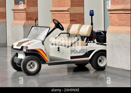 Voiture de police à la gare d'Atocha, Madrid, Espagne, Europe, petite voiture de police blanche debout au bord d'un bâtiment avec des murs de briques Banque D'Images