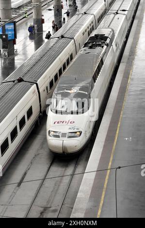 Gare d'Atocha, Madrid, Espagne, Europe, gros plan d'un train à grande vitesse blanc sur les voies d'une gare moderne Banque D'Images