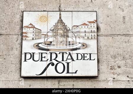 Madrid, Espagne, Europe, panneau de rue carrelé 'Puerta del sol' sur un vieux mur avec des éléments graphiques Banque D'Images