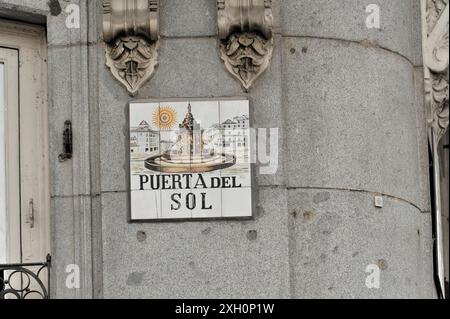 Puerta del sol, panneau de rue, centre, vieille ville, Madrid, Espagne, Europe, panneau de rue carrelé 'Puerta del sol' sur un mur gris Banque D'Images