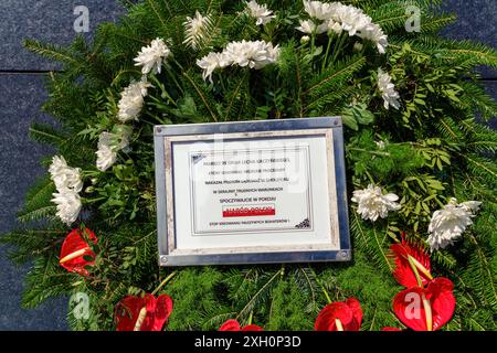 Couronne de Smolensk de Zbigniew Komosa. Inscription : en mémoire des 95 victimes du ski de Lech KaczyÅ, qui, ignorant toutes les procédures, ordonnèrent aux pilotes d’atterrir à Smolensk dans des conditions extrêmement difficiles. Repose en paix, nation polonaise, arrête de créer de faux héros. Varsovie Pologne Copyright : xMikolajxJaneczekx Banque D'Images