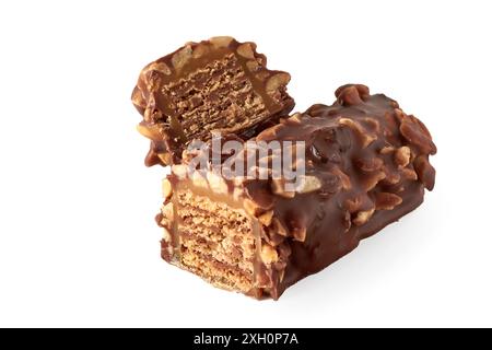 Barre de chocolat gaufrée avec des noix dans une coupe isolée sur un fond blanc Banque D'Images