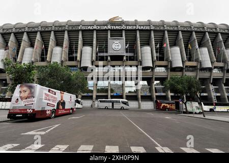 Le stade Santiago Bernabeu à Madrid de l'extérieur, façade bien connue avec des bus devant et quelques drapeaux, Madrid, Espagne Banque D'Images