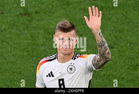 Stuttgart, Allemagne. 05 juillet 2024. Le footballeur allemand Toni Kroos fait ses adieux à Stuttgart le jour de son dernier match, le quart de finale de l'Euro 2024 contre l'Espagne. Six jours après sa retraite, l'ancien joueur du Real Madrid a été reconnu par un vote populaire comme ambassadeur européen du football 2024. Crédit : Bernd Weißbrod/dpa/Alamy Live News Banque D'Images