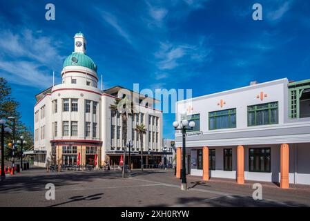 Le T&G Building (l) avec son toit en dôme proéminent à Napier, Nouvelle-Zélande a été construit en 1936 et conçu par Mitchell et Mitchell, architectes Banque D'Images