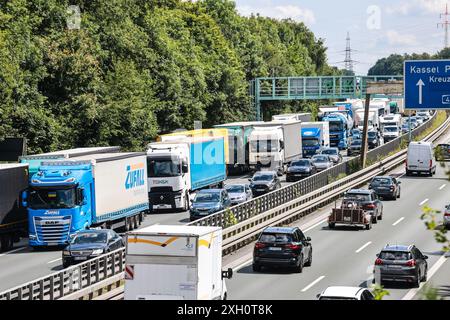 Unna, Allemagne. 11 juillet 2024. Trafic intense sur l'autoroute A44 à la jonction Unna-Ost - l'un des itinéraires de détour. L'autoroute 1, normalement occupée, est fermée dans les deux sens entre la jonction Kamen et Dortmund/Unna en raison d'une fuite d'un transporteur de marchandises dangereuses. Crédit : Alex Talash/dpa/Alamy Live News Banque D'Images