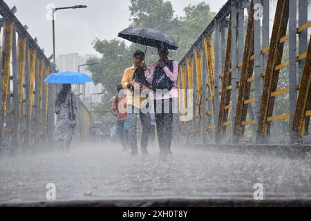 Mumbai, Inde. 11 juillet 2024. MUMBAI, INDE - 8 JUILLET : les gens marchent dans l'eau coupée en raison des fortes pluies, à Sion, le 8 juillet 2024 à Mumbai, Inde. (Photo de Bhushan Koyande/Hindustan Times/Sipa USA ) crédit : Sipa USA/Alamy Live News Banque D'Images