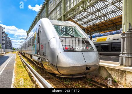 Trains électriques locaux modernes à la Gare de Tours, Indre-et-Loire (37), France. Banque D'Images