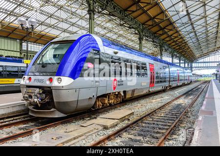 Trains électriques locaux modernes à la Gare de Tours, Indre-et-Loire (37), France. Banque D'Images