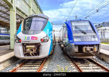 Trains électriques locaux modernes à la Gare de Tours, Indre-et-Loire (37), France. Banque D'Images