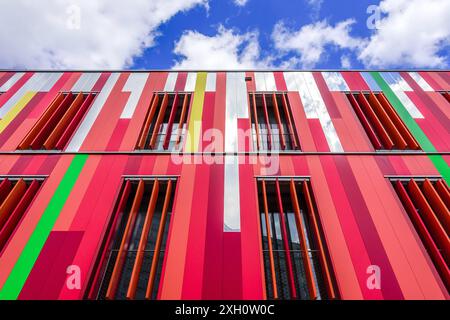 École moderne 'zéro énergie' nommée 'salle polyvalence résistance' à Montreuil 93100, Seine-St-Denis, France. Banque D'Images